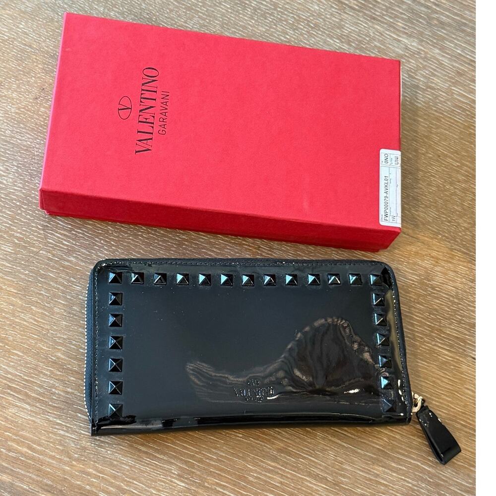 VALENTINO Garavani Black Patent Leather Rockstud Continental Zip up Wallet